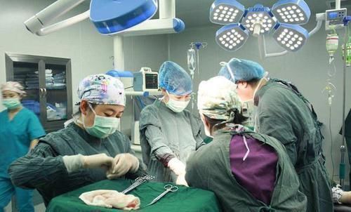 二胎|56岁中国巨人娶28岁娇妻,不顾劝阻坚持生子,现在孩子怎么样了