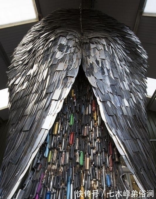 受害者|耗时2年用10万把杀人凶器打造刀天使,每把刀上刻有受害者名字!