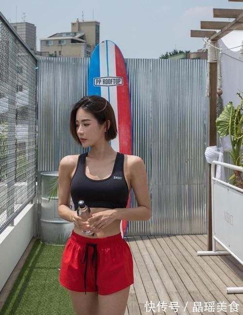 穿搭|楼顶天台上的运动美女,这一身穿搭很阳光