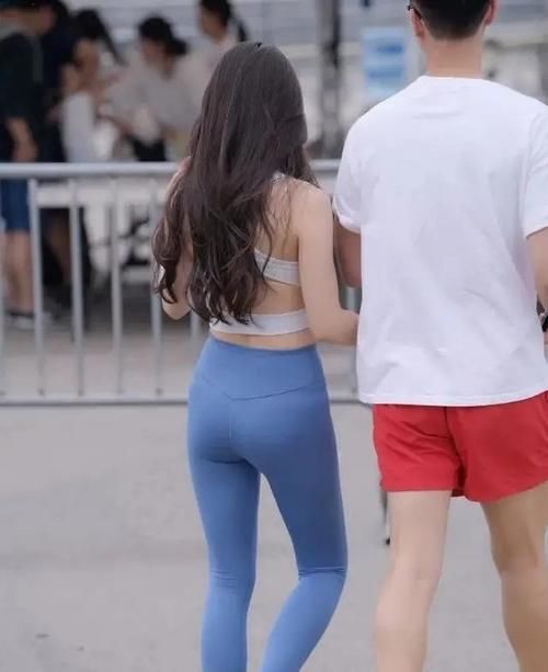 瑜伽裤美女,新颖的剪裁设计,还有气质!