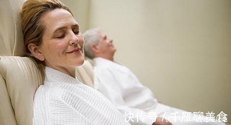 睡眠时间|睡不好难长寿,失眠的老年人睡前常做1件事,缓解焦虑助睡眠