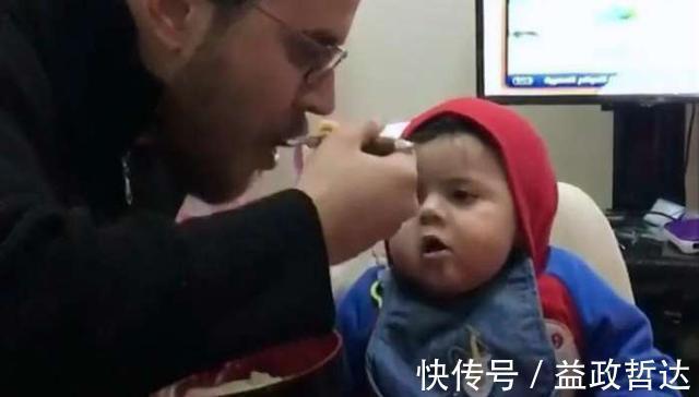 儿子|爸爸喂儿子吃辅食,全喂到他自己嘴里,宝宝懵了:这是亲爸吗?