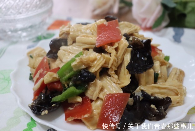 木耳一下锅就“炸锅”,太吓人?掌握4技巧,保证不炸锅,更脆爽