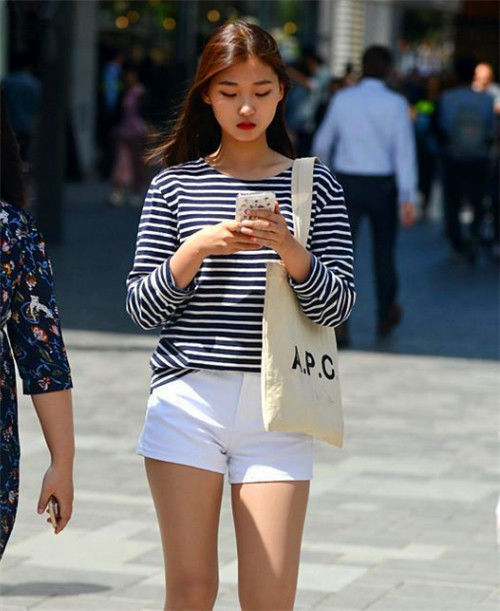 街拍娇百媚的小姐姐,蓝色休闲衫搭配热裤,尽显纤细的大长腿