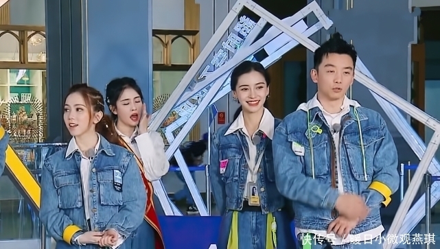 郑恺为了让baby赢得比赛,全程主动递上名牌,嘴角的宠溺太明显