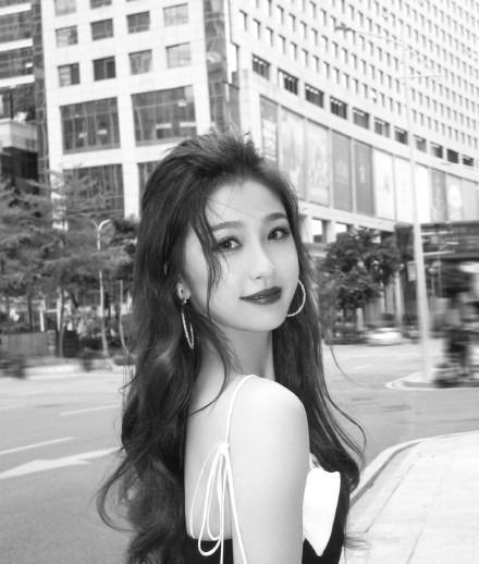 长裙|虞书欣一袭黑色高开叉长裙亮相YSL活动,性感而不失甜美