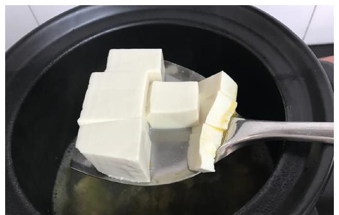 补钙|豆腐加入这两样,鲜美入味还补钙,营养丰富易吸收,孩子要常吃