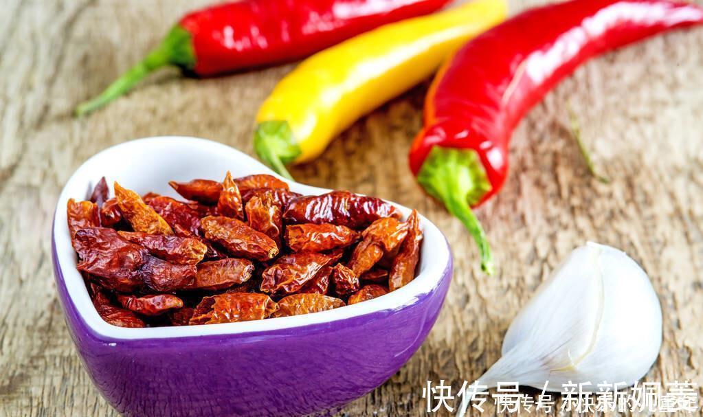 柚子|给有高血压的人提个醒：吃完降压药，4种食物，别再往嘴里塞了