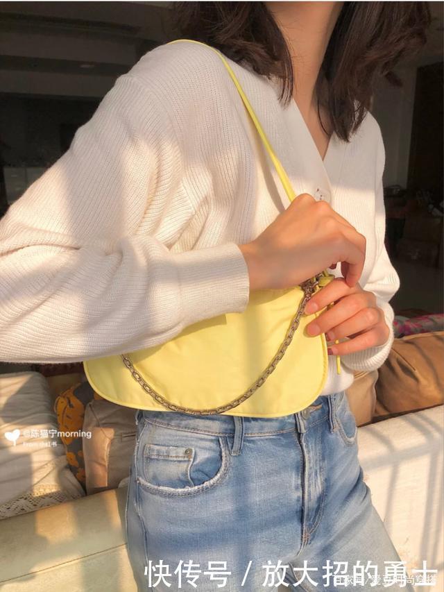 除了淡黄色,今年更流行“奶油黄”穿搭,气质又显白