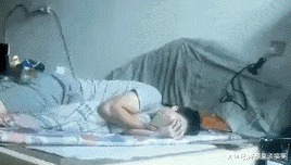 |搞笑GIF:小伙子,你这是看到什么了?笑得这么大声