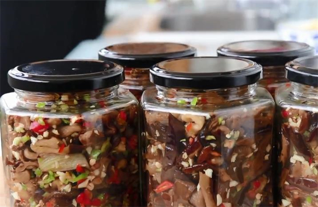 教你在家腌茄子,1次买10斤老茄子腌制起来,做法超简单