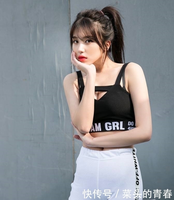 身材|紧身打底裤凹凸分明的美女,秀出曼妙身材,十分靓丽出众