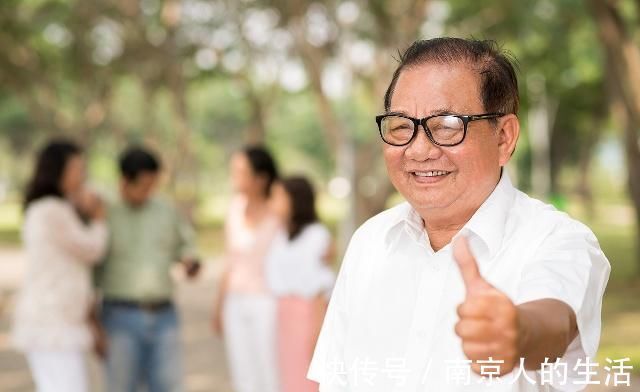 血糖|80岁老人得糖尿病40年，控糖有3个“诀窍”，2样东西可能很少碰