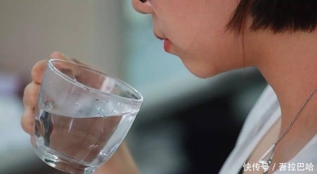 发育|孕期喝水有讲究，喝对了，不仅有利于胎儿发育，还可以让羊水清澈