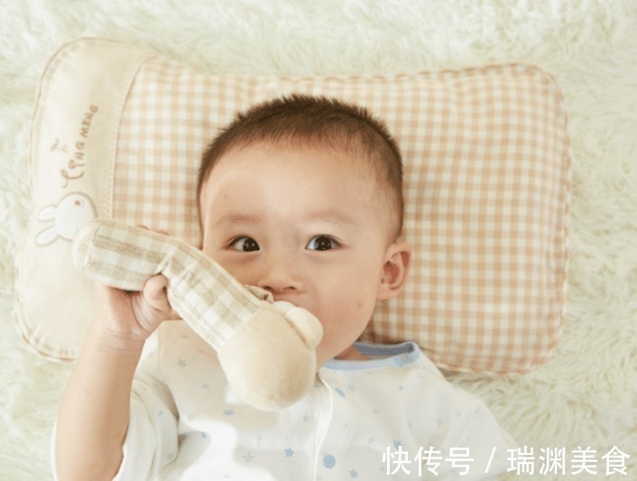 头部|宝宝睡觉时发生这3种“现象”,说明宝宝该枕枕头了,家长需留意