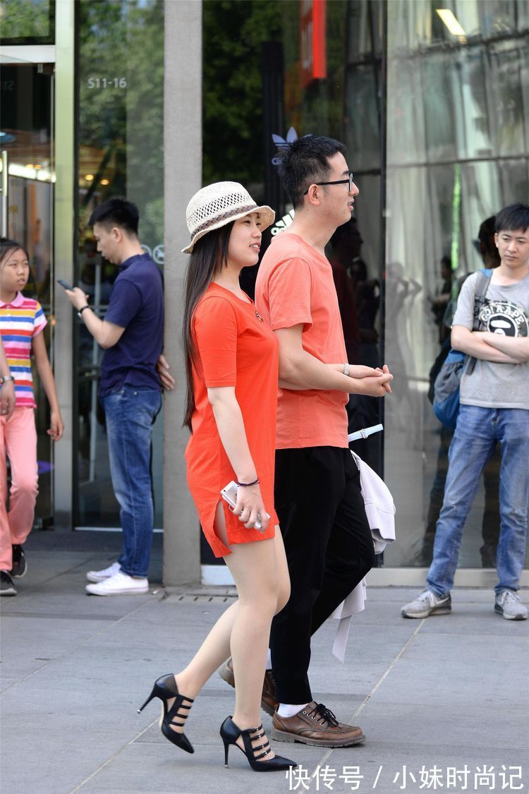 T恤 街拍:小姐姐红色的T恤搭配黑色高跟鞋,简约时尚,身材更显高挑