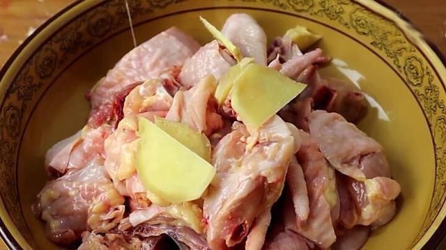 鸡肉更干净|清洗鸡肉时,千万别直接用水洗,多加一步,鸡肉无腥味更好吃