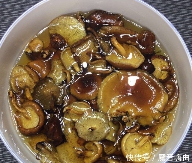 鸡蛋别再炒了,试试加它一起蒸,上桌筷子都停不下来!