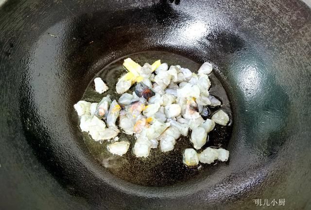 韭菜炒蛋你吃够了吗?换个食材这样做,不放味精也鲜美,孩子爱吃