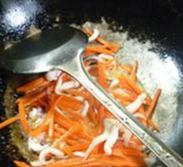 炒胡萝卜简单可口，都是在餐馆里做的，一眼就好吃了