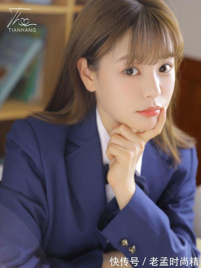 套装|教室里穿JK衬衫套装的女孩真漂亮,五官精致,很怀念学生时代