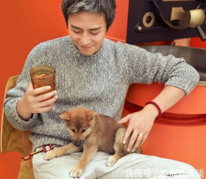 邓超 邓超和鹿晗看望做完手术的陈赫,表示他的脚太丑,三人的合影亮了