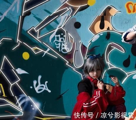洛天依|15岁小萝莉cos洛天依，当她单膝蹲下一瞬间，网友：awsl