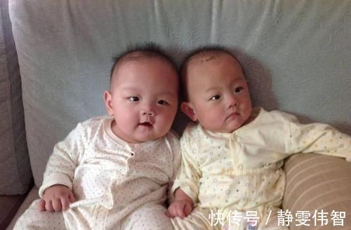 双胞胎兄弟|吃母乳和喝奶粉会有多大差别双胞胎兄弟，一年后的状态令人心疼
