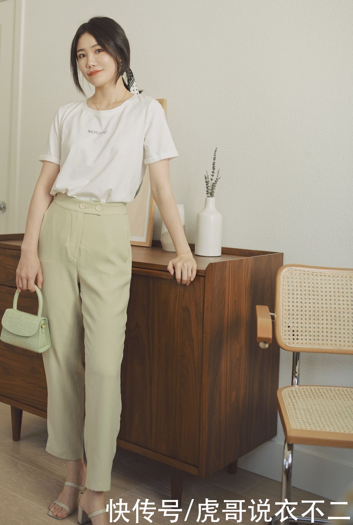 字母|T恤过于简单穿不出高级感？试试这3个小技巧，T恤也可以很精致