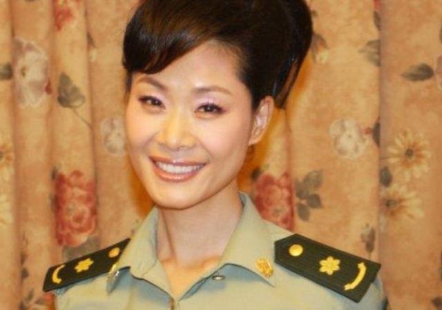 伤心|她是著名歌唱家,因丈夫出轨伤心过度摔下楼梯,后网恋遇现任丈夫