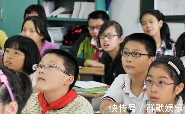 脊柱侧弯|12岁女孩弯腰时一个动作,被父母发现异常10个孩子就有2个中招