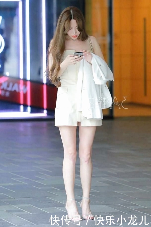 小姐姐|小姐姐身材苗条气质绝佳,腰部苗条,时髦的街头风格很饱满