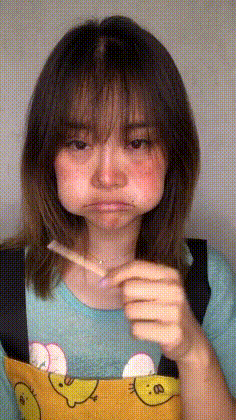 |搞笑GIF:妹子你这脸,是不是放鞭放多了