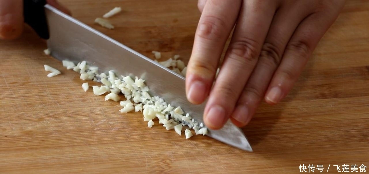 凉拌鸡胗别直接焯水，先卤后拌更入味，脆嫩爽口，下饭又下酒