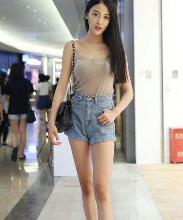 小姐姐|紧身牛仔裤小姐姐,时尚的穿搭,才能穿出小姐姐的性感身材