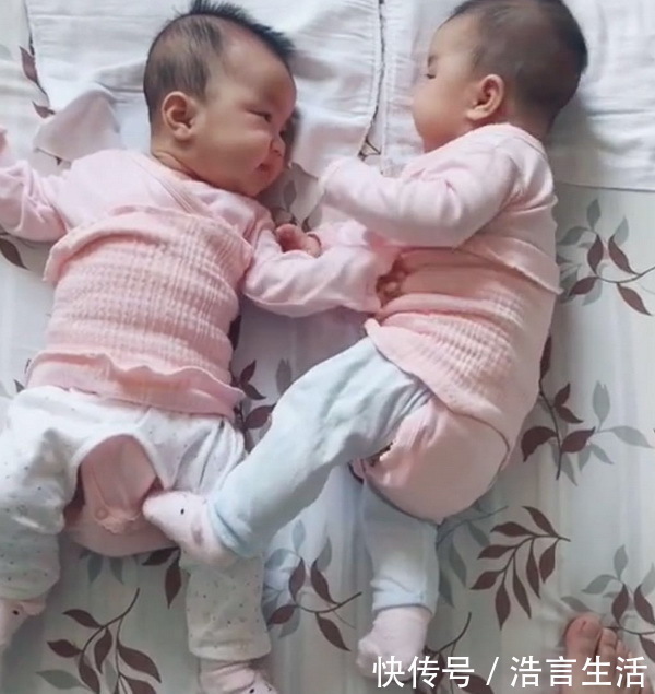 冤冤相|一岁双胞胎互相掐架,哥俩下手都贼狠,网友:冤冤相报何时了