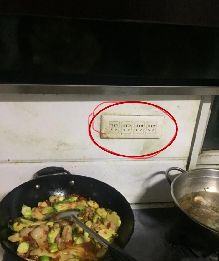 炒菜|燃气灶上方装插座,师傅是无知还是故意?来不及拆,只能这么改了