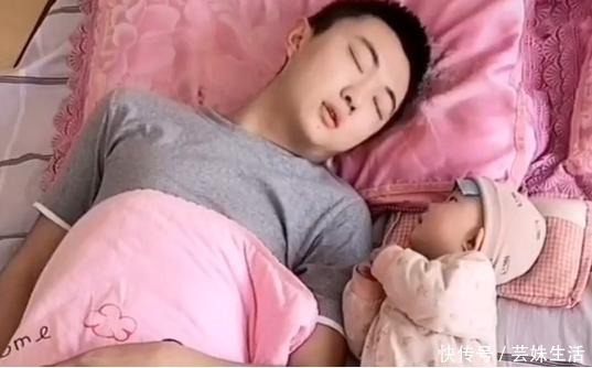 宝妈|宝爸陪娃睡,竟还敢抢宝宝被子,被宝妈一棍吓醒