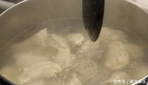 煮饺子，最忌水开直接下锅煮，牢记4点，饺子劲道好吃不破皮