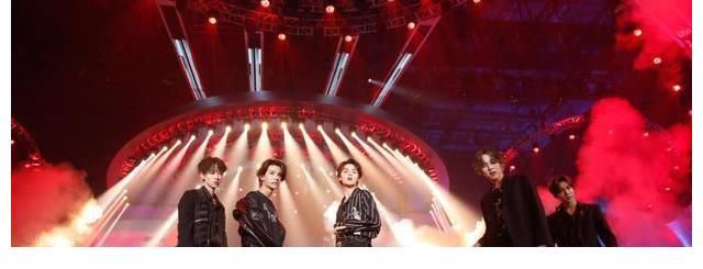乐华七子NEXT亮相《青春芒果夜》，朱正廷为麦掉了主动道歉