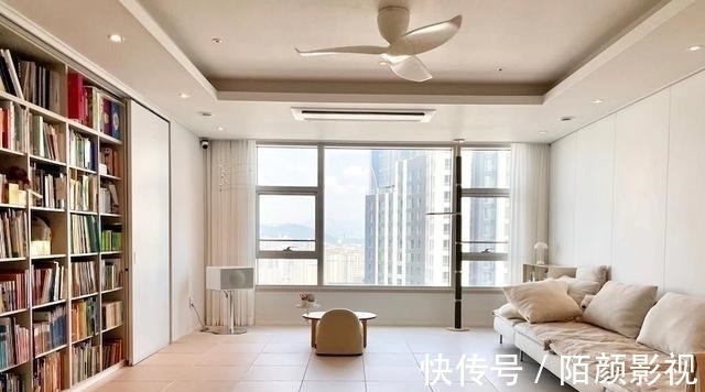 客厅|156㎡把客厅当作中心,简单摆放2件家具,宽敞空旷从孩子需求出发