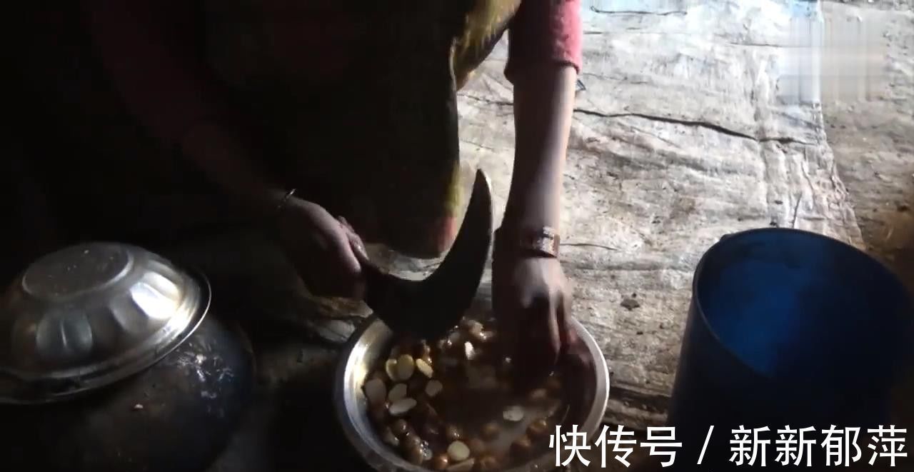 尼泊尔村庄里的穷人，米饭配土豆招待中国小伙，小孩对相机很陌生