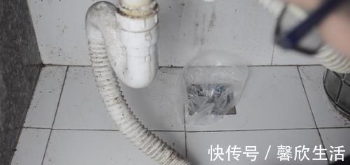 小窍门|地漏反味太臭了，一个塑料袋就能轻松解决了，看完抓紧提醒家人