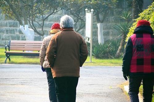 深度睡眠|60岁后的老人，晚上睡多久合适？世卫组织的建议，短到不可思议