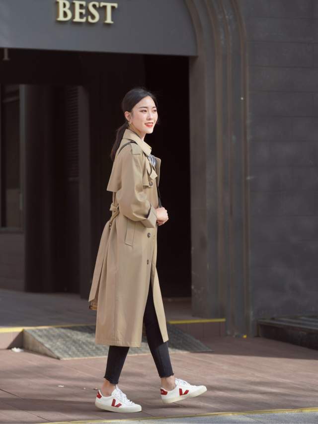 风衣|秋季,奔四奔四的女人怎么穿风衣?搭配衬衫和牛仔裤,减龄又洋气