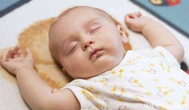 宝宝睡觉总呈“投降势”怎么回事原因是这样，家长要注意