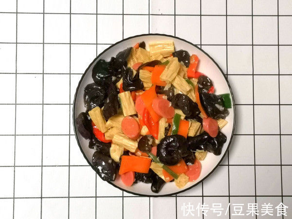 这道腐竹木耳炒火腿，汤汁都要舔干净