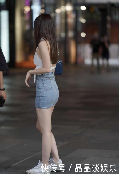 俗气|微胖才是完美身材，白色挂脖衫搭配牛仔包臀裙，俗气中带着雅致