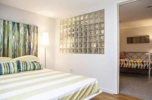 小户型|头一次见用玻璃砖砌隔断，没想到这么好看，师傅说小户型用这最好