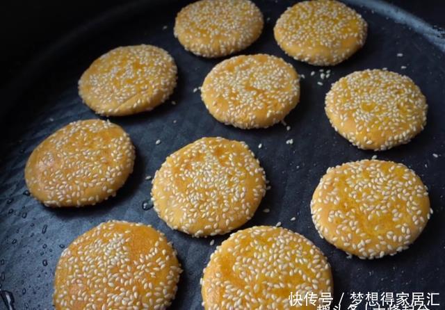 吃美|红薯饼好吃有技巧,做法简单软糯香甜,出锅女儿吃美了